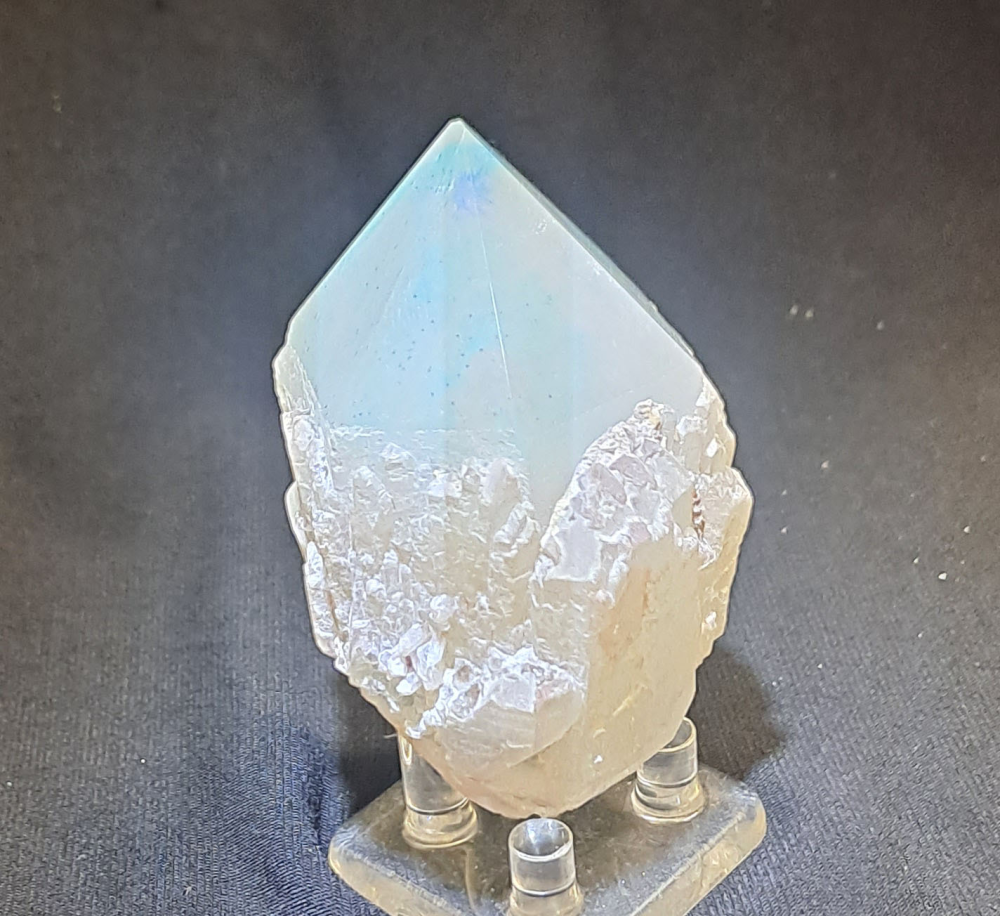 Ajoite and papagoite-included quartz
